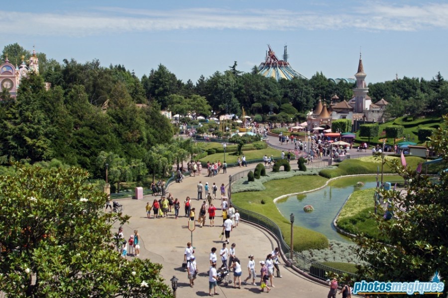 Alice's Curious Labyrinth