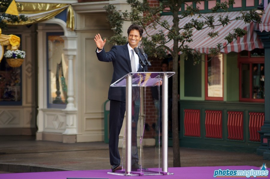 Flashmob on Main Street, U.S.A. with the Disney Cast Members