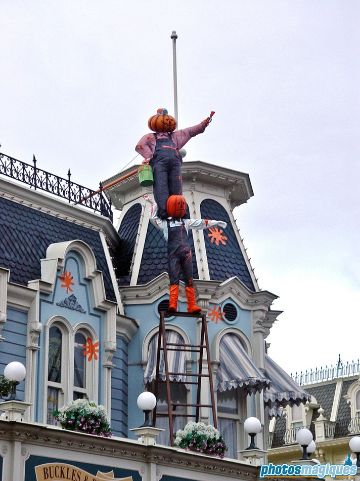 It is easy as Pumpkin Pie for the Pumpkin Men to begin their splashing and splatching of orange paint.