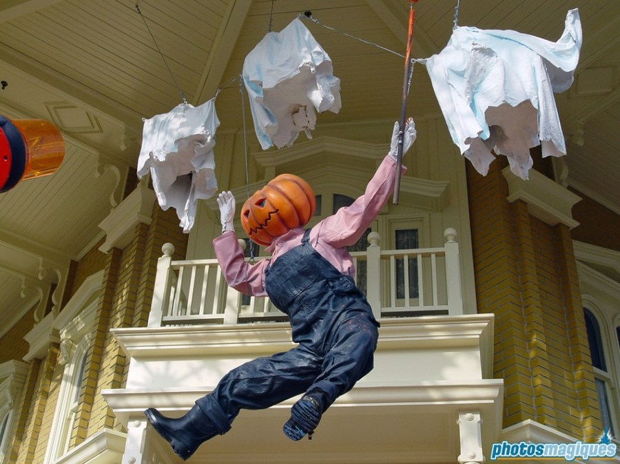 It is easy as Pumpkin Pie for the Pumpkin Men to begin their splashing and splatching of orange paint