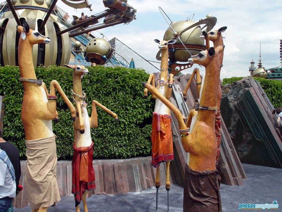 Legend of the Lion King statues