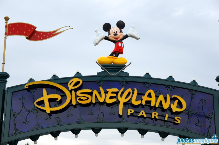Disneyland Paris welcome sign
